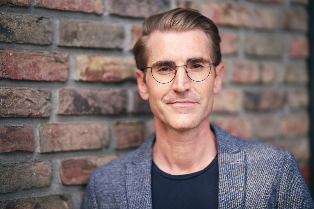 Business Headshot vor Backsteinwand fotografiert von Skaletz Photography