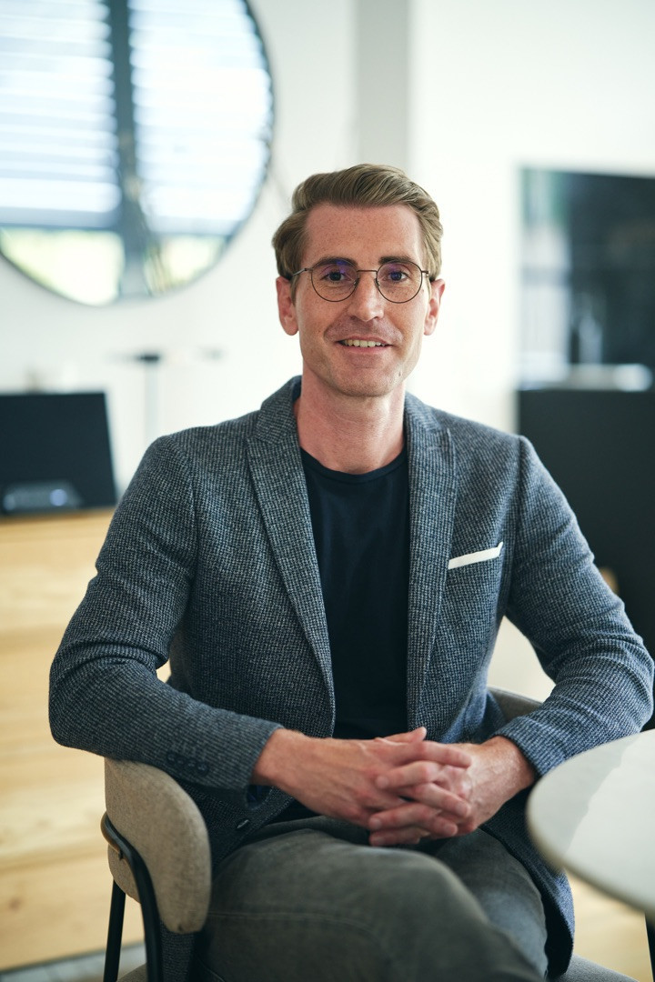CEO Portrait Nahaufnahme: Führungskraft in elegantem Business Outfit, on Location fotografiert von Skaletz Photography Düsseldorf